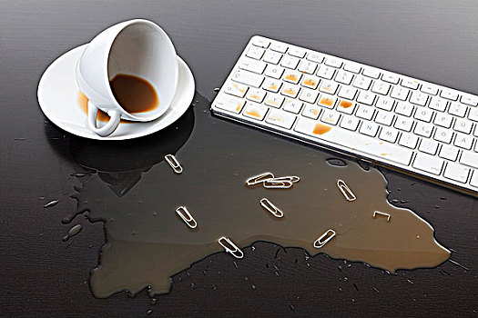一杯咖啡,溢出,电脑键盘