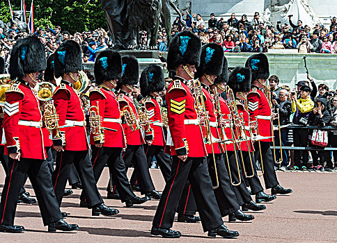 铜管乐队,守卫,皇家卫兵,熊皮,帽,换岗,传统,变化,白金汉宫,伦敦,英格兰,英国