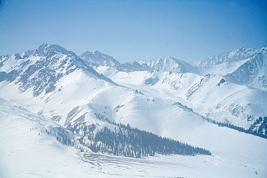 冬季草原雪山