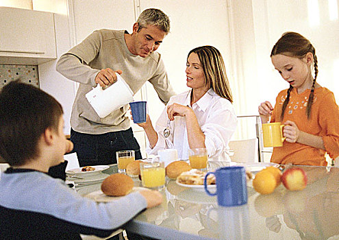 家庭,吃饭,早餐,一起,父亲,倒出,饮料