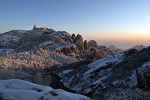 鳌鱼峰上拍雪后的光明顶