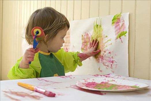 2岁,女孩,塑料制品,罩衣,上油漆,娱乐室,刷