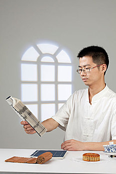 中国男子在看书