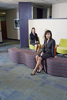 肖像,两个,年轻,亚洲人,职业女性,坐,办公室,等候室