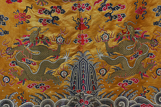藏族香色妆花缎蟒袍