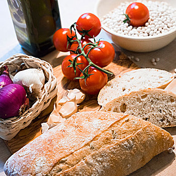 安放,意大利拖鞋面包,蒜,扁豆,西红柿,洋葱