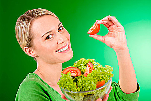 健康生活,女人,拿着,蔬菜沙拉,绿色背景