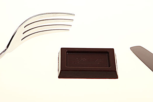 银色刀叉和棕色巧克力