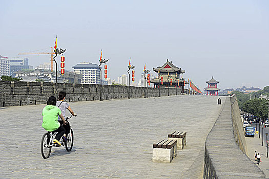 西安古城墙上骑单车,陕西西安