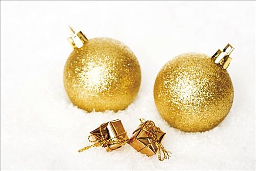 金色,圣诞树球,包装,礼物,雪中