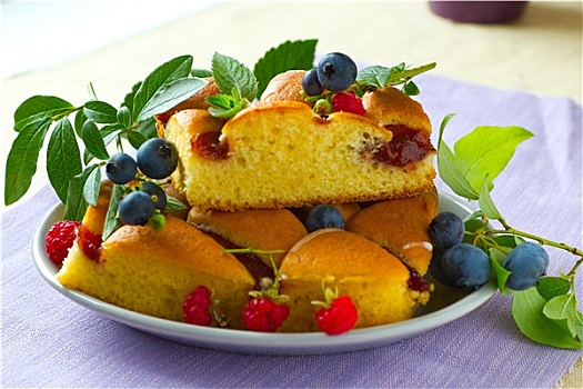 水果蛋糕,浆果,白色背景,盘子