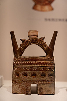秘鲁中央银行附属博物馆藏西坎文化建筑形陶瓶
