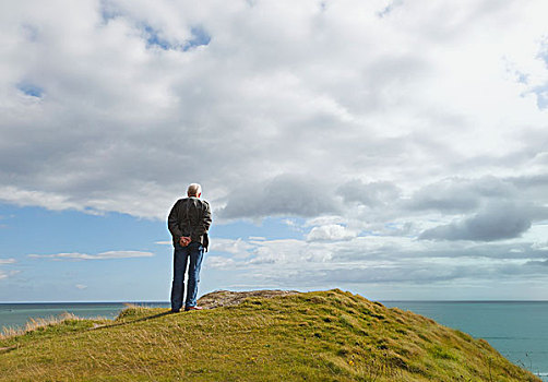 站立,男人,一个,山,凝视,海洋,海滩,靠近,科克郡,爱尔兰