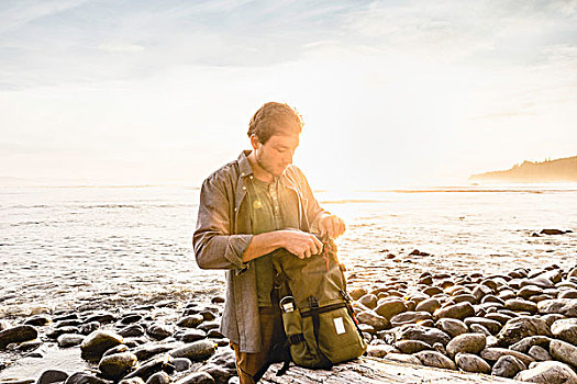 男人,寻找,背包,海滩,胡安德富卡省立公园,温哥华岛,不列颠哥伦比亚省,加拿大