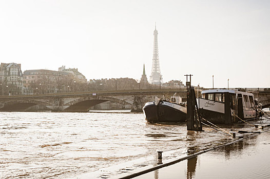 法国巴黎塞纳河上的驳船