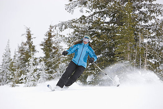 女人,屈膝旋转式滑雪,靠近,科罗拉多,美国