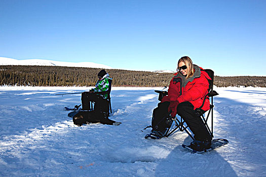 女青年,冰上钓鱼,湖,靠近,怀特霍斯,育空地区,加拿大