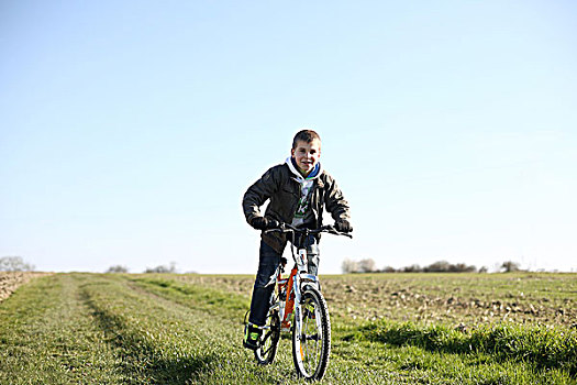8岁,男孩,骑自行车,乡村