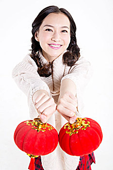 青年女子手拿灯笼