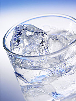 玻璃器皿,水,冰块,二氧化碳,碳酸