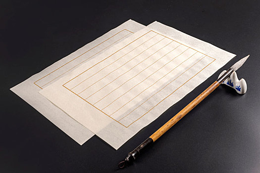传统中式信纸信笺摆放在桌面上旁边放有毛笔笔架