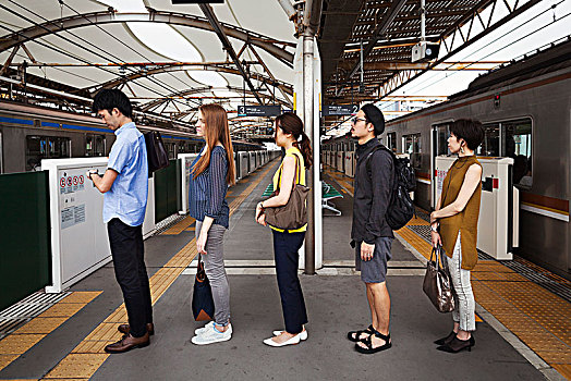 五个人,站立,排列,地铁站台,排队,东京,通勤