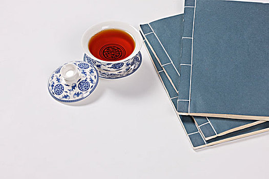 青花瓷盖碗茶和线装书