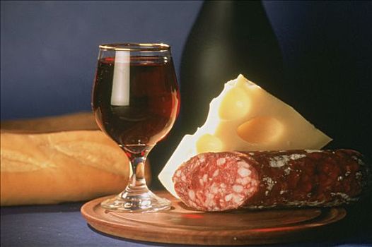 红酒杯,香肠,瑞士干酪,木盘,面包,瓶子