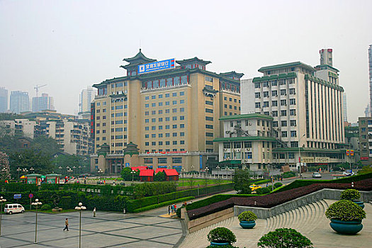 重庆人民广场上的广场宾馆