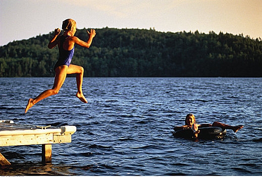 女孩,泳衣,跳跃,水,码头,贝尔格莱德湖区,缅因,美国