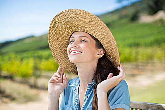 高兴,女人,穿,遮阳帽,看别处,葡萄园,背景