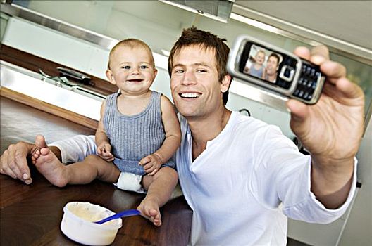 男青年,婴儿,拍照手机