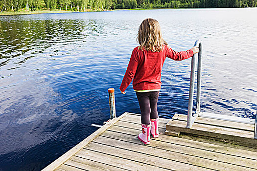 3岁,女孩,红色,衬衫,木质,码头,看,湖,瑞典