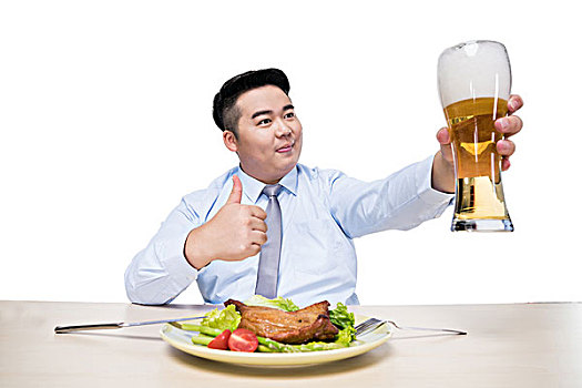 胖子在吃饭喝啤酒