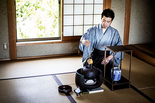 传统,日本茶,典礼,男人,穿,和服,坐,榻榻米,竹子,长柄勺,倒出,热,水