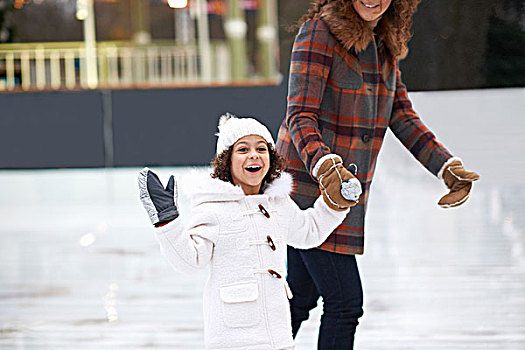 女孩,滑冰,母亲,握手,看镜头,微笑