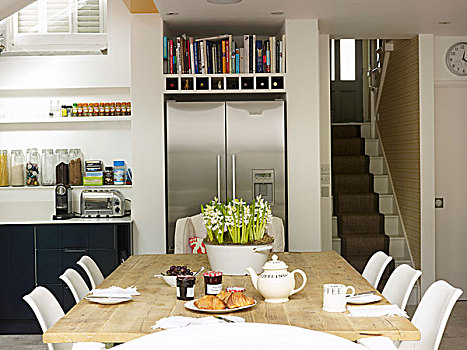 早餐桌,厨房,不锈钢,并肩,电冰箱,楼梯