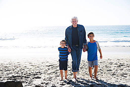 爷爷,两个,孙子,走,海滩,微笑