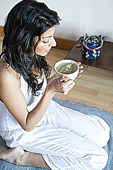 女人,喝,绿茶