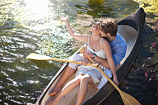 年轻,情侣,搂抱,划艇