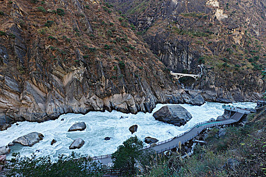 云南虎跳峡,大峡谷虎跳石