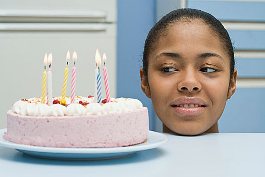女青年,偷窥,生日蛋糕