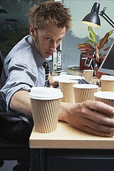 男人,工作,书桌,咖啡杯