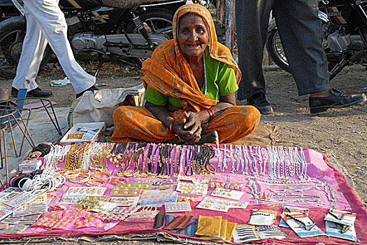 老,女士,销售,普通,效用,物品,梳子,发卡,链子,便宜,饰品,街道,马哈拉施特拉邦,印度,一月,2007年