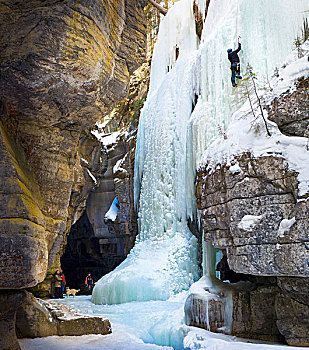 家庭,看,攀冰者,冰瀑,碧玉国家公园,艾伯塔省,加拿大