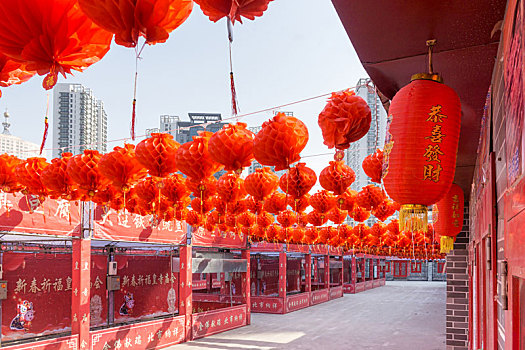 中国沈阳皇寺庙会仿古建筑和红灯笼