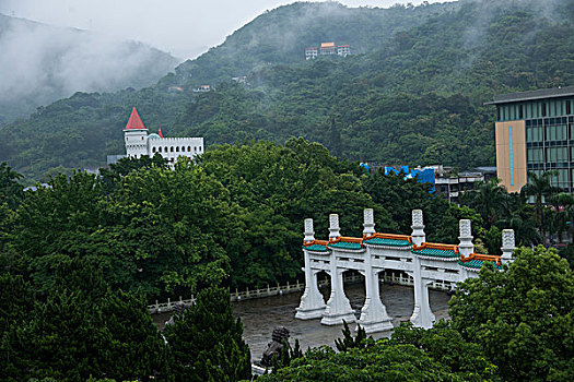 台湾台北市雨后的故宫博物院牌坊