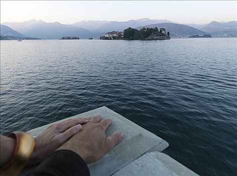 伴侣,手,依偎,一起,大理石,栏杆,风景,马焦雷湖,贝拉岛,意大利