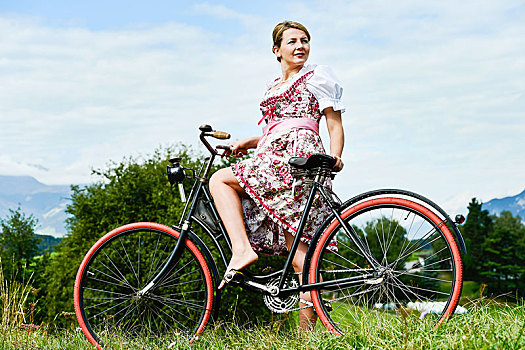 女人,穿,阿尔斯村姑装,老,自行车,图文集,因斯布鲁克,提洛尔,奥地利,欧洲