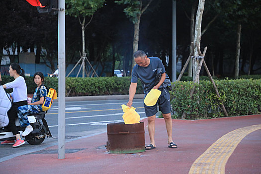 山东省日照市,移动式,银行,上岗十字路口,被市民称为祭祀神器